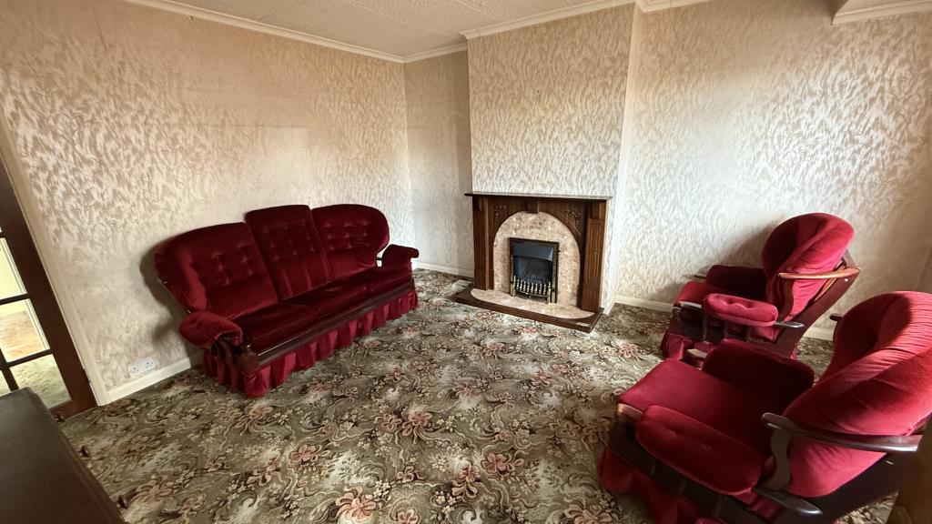 Lot: 32 - VACANT HOUSE FOR IMPROVEMENT - Internal image of living room from hallway